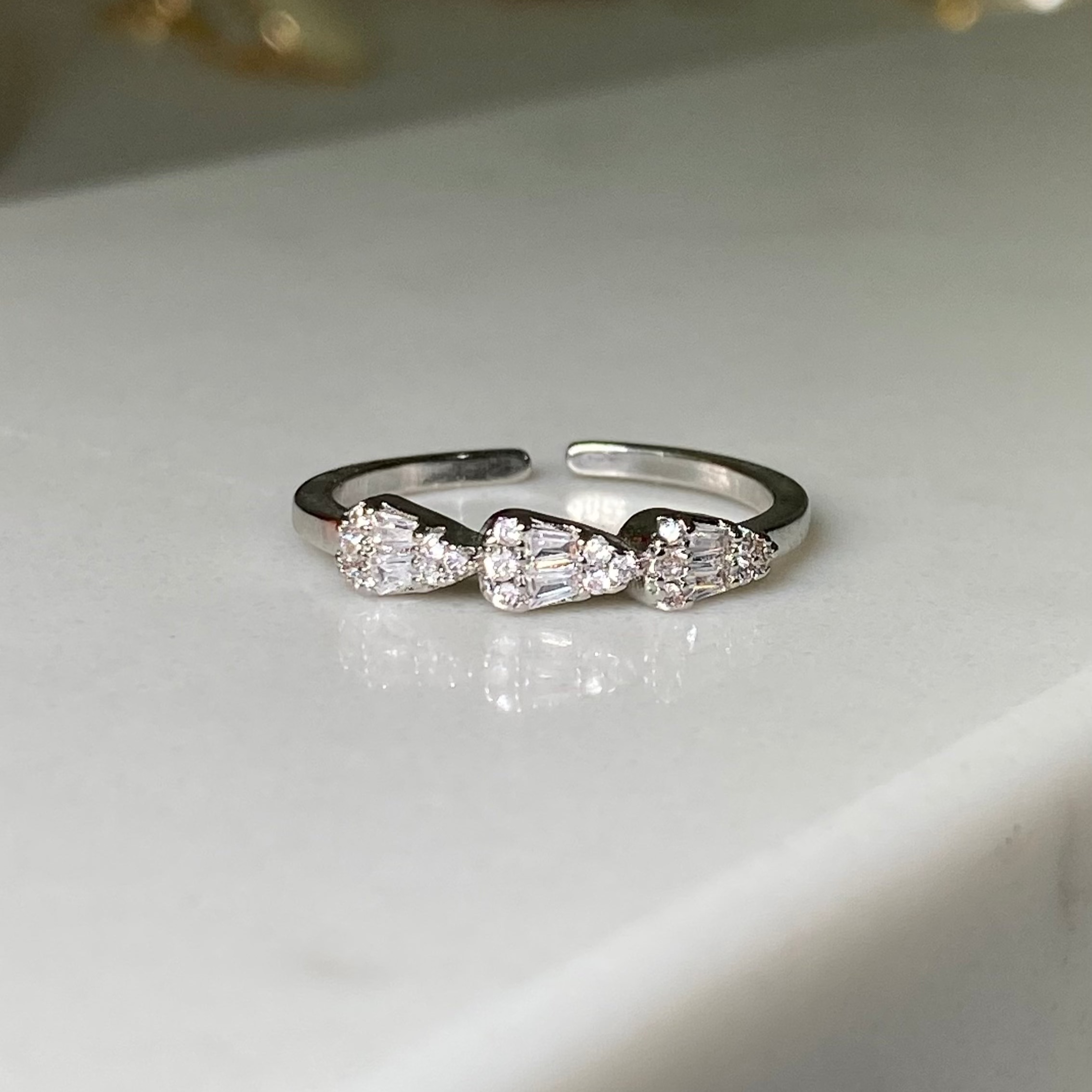 Anillo ajustable zirconias y baño de rodio