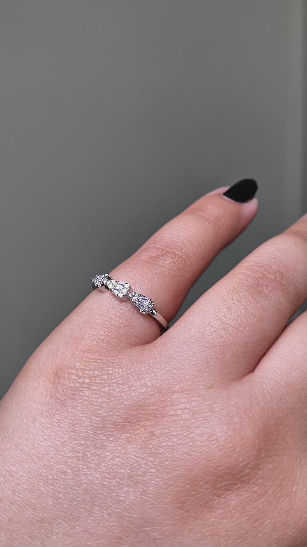 Anillo ajustable zirconias y baño de rodio